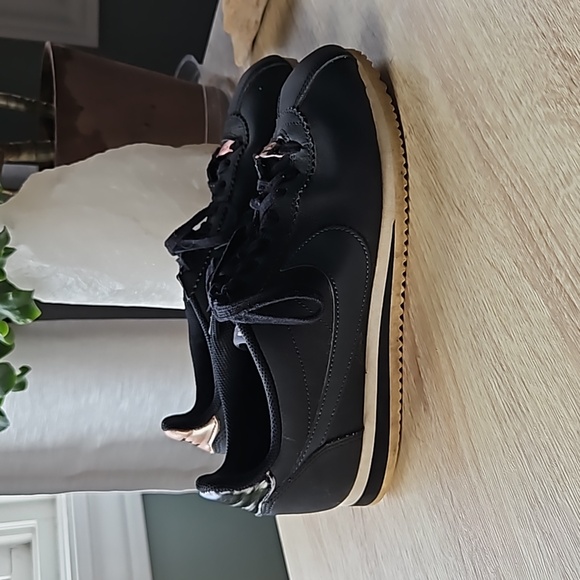 Nike Classic Cortez 72 Leather Sneakers - Picture 2 of 9